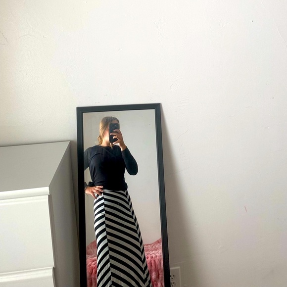 Cemi ceri black and white striped skrit - Picture 3 of 3